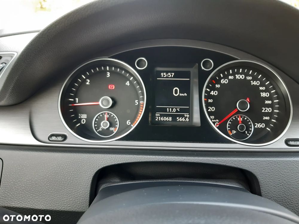 Volkswagen Passat 2.0 TDI Highline R-Style - 14