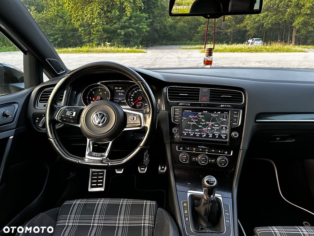 Volkswagen Golf - 22