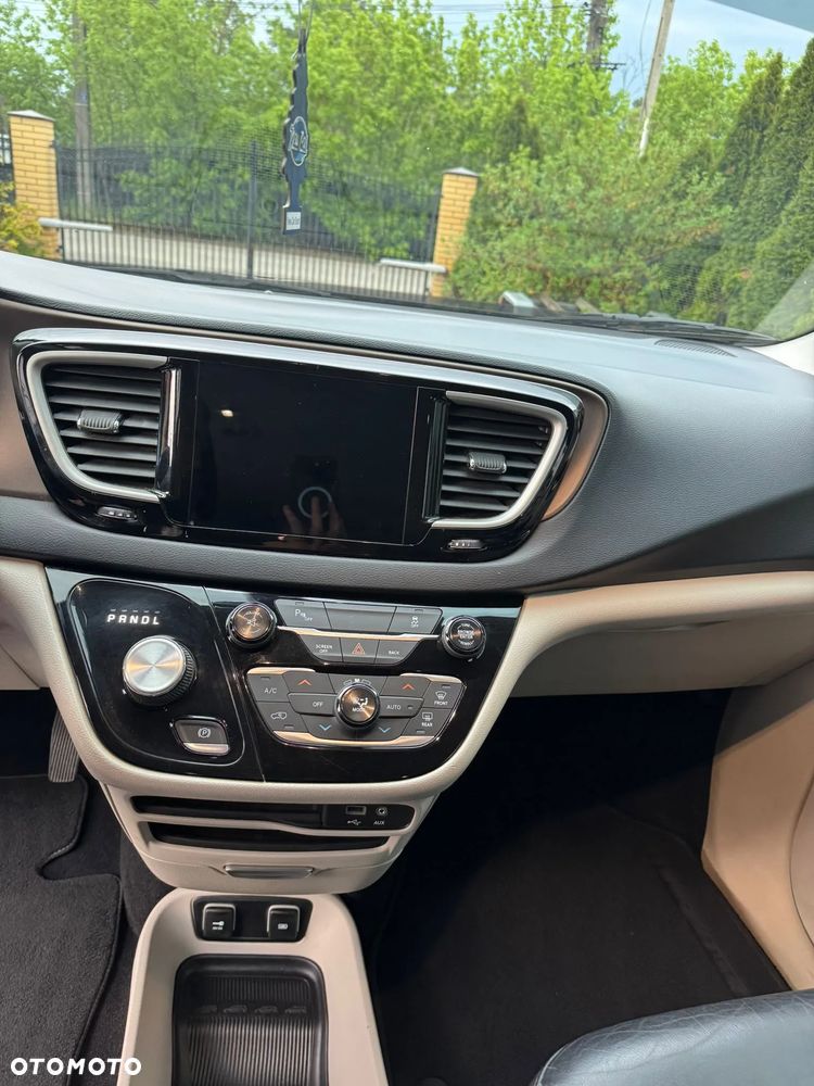 Chrysler Pacifica - 16