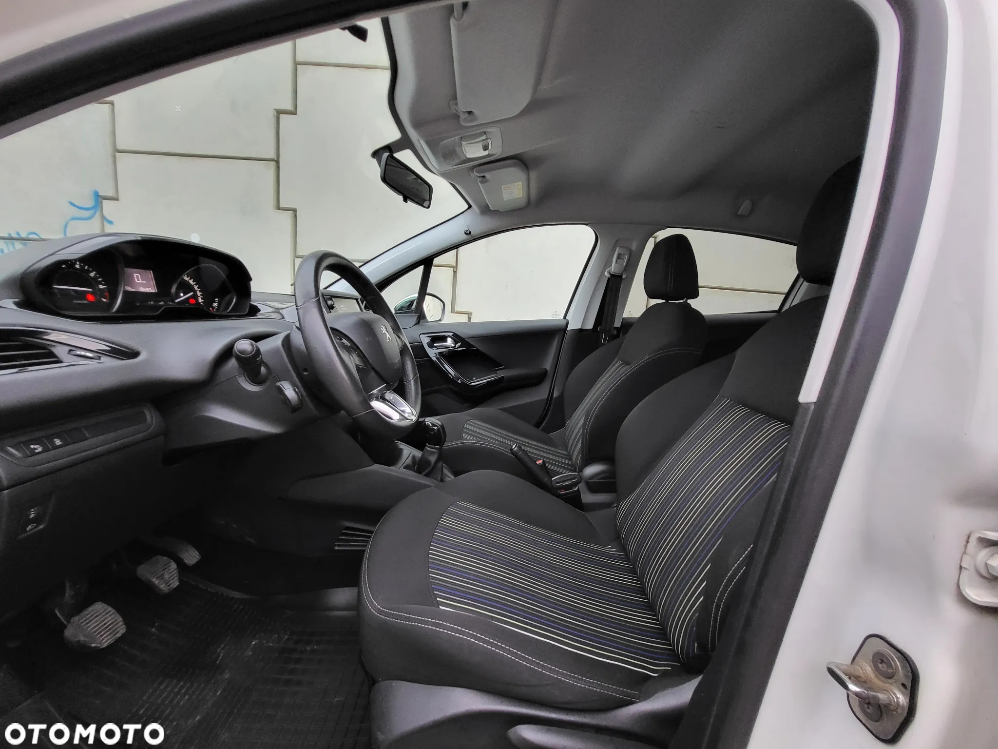 Peugeot 208 - 8