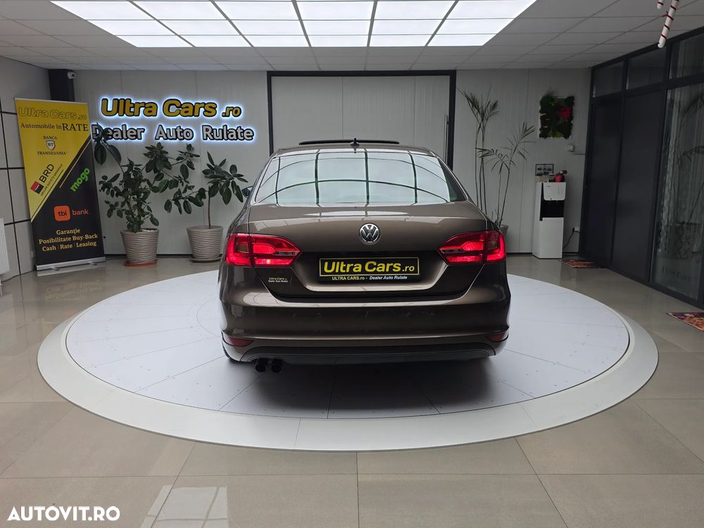 Volkswagen Jetta 2.0 TDI DSG Highline - 4