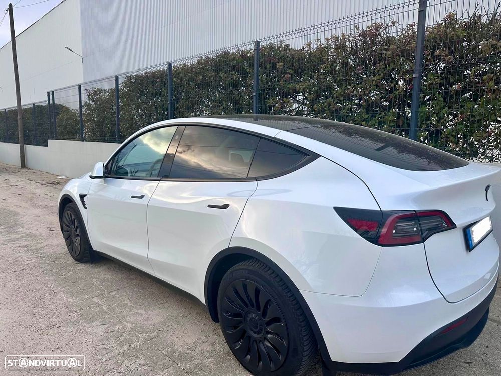 Tesla Model Y - 4