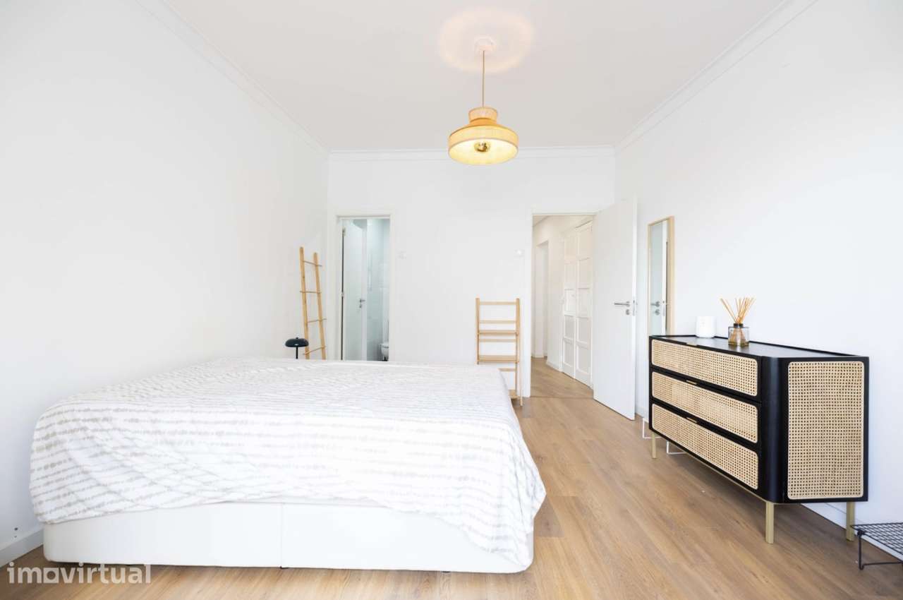 T1 Renovado e Mobilado em Damaia · Suite + WC Social · Vista Jardim - Grande imagem: 4/9