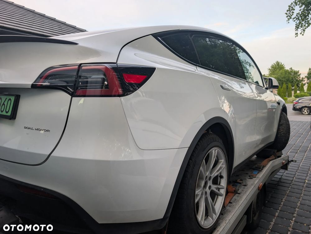Tesla Model Y Long Range AWD - 3