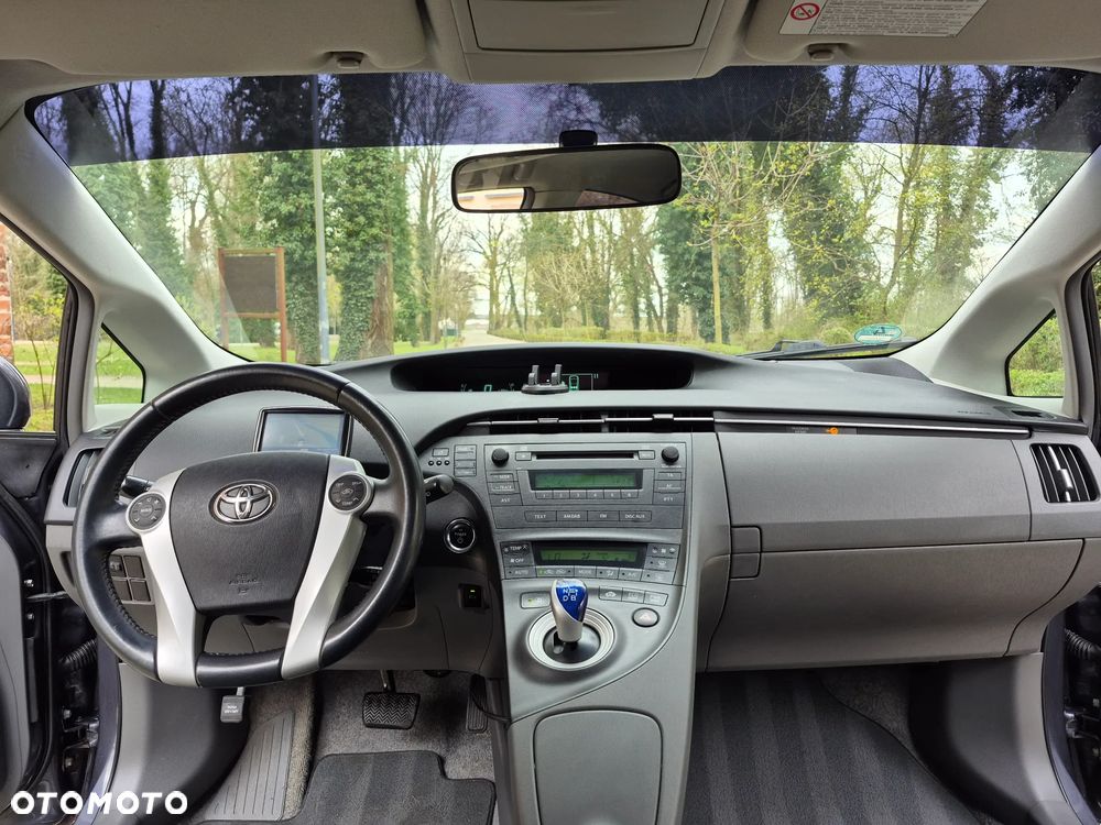 Toyota Prius (Hybrid) Executive - 17