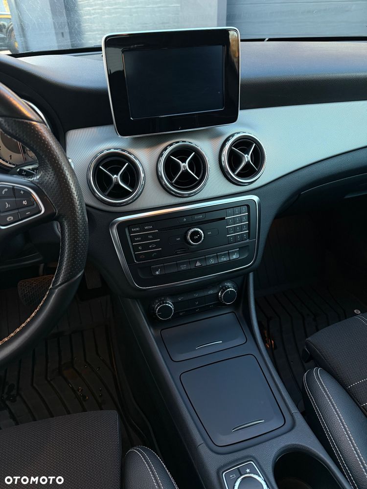 Mercedes-Benz GLA 200 7G-DCT - 11