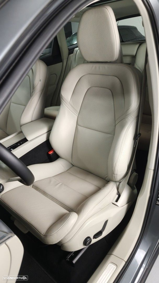 Volvo XC 60 2.0 T8 PHEV Momentum Plus AWD - 19