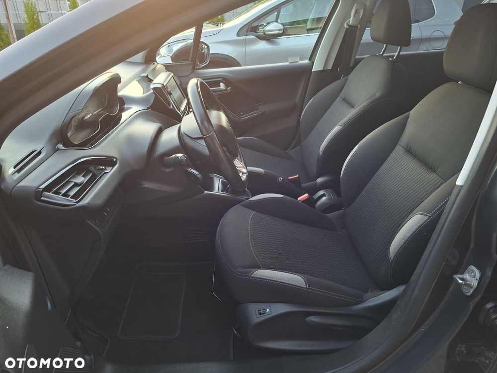 Peugeot 208 - 11