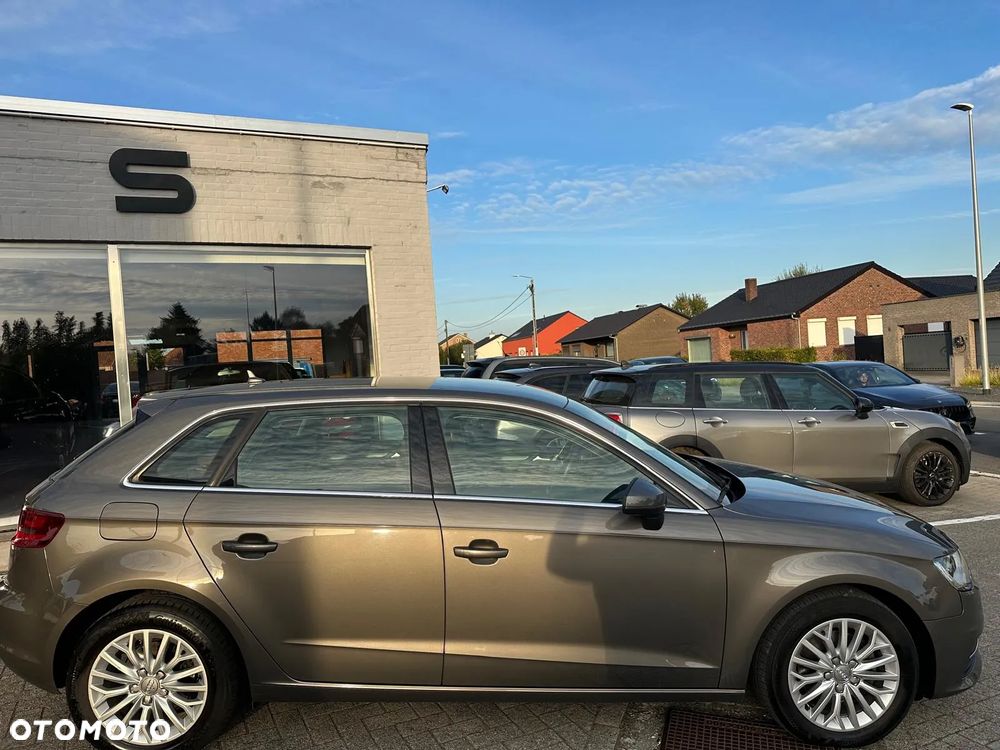 Audi A3 Sportback 1.6 TDI S line Sportpaket - 3