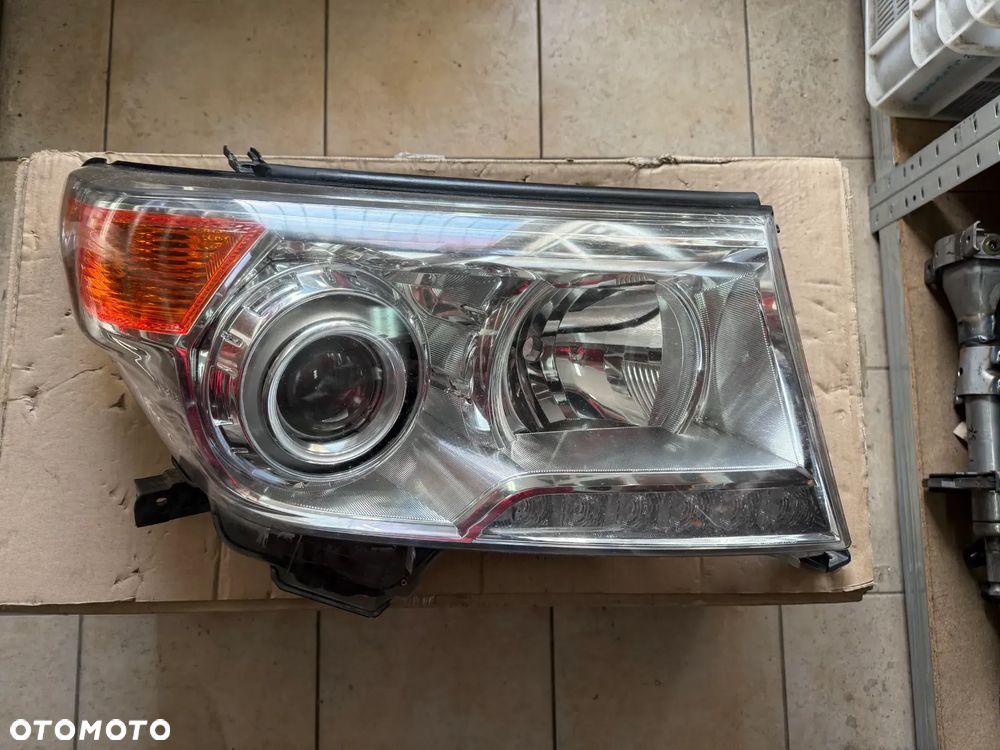 Reflektor / lampa przód przednia prawa Toyota Land Cruiser 200 LC200 - oryginalna - 1