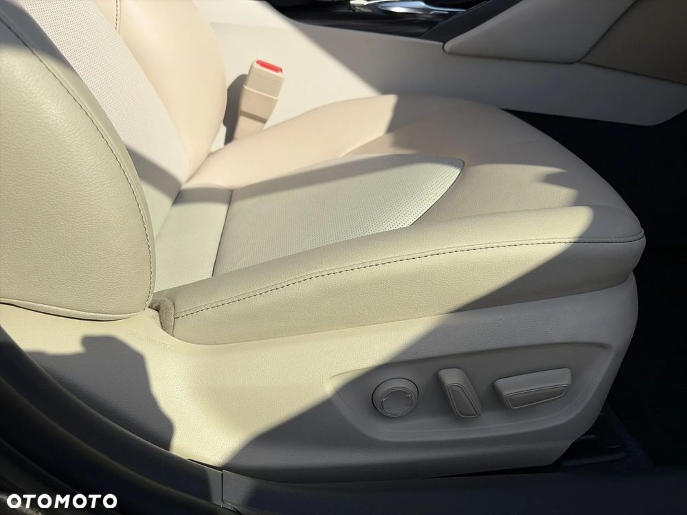 Toyota Camry 2.5 Hybrid Executive CVT - 36