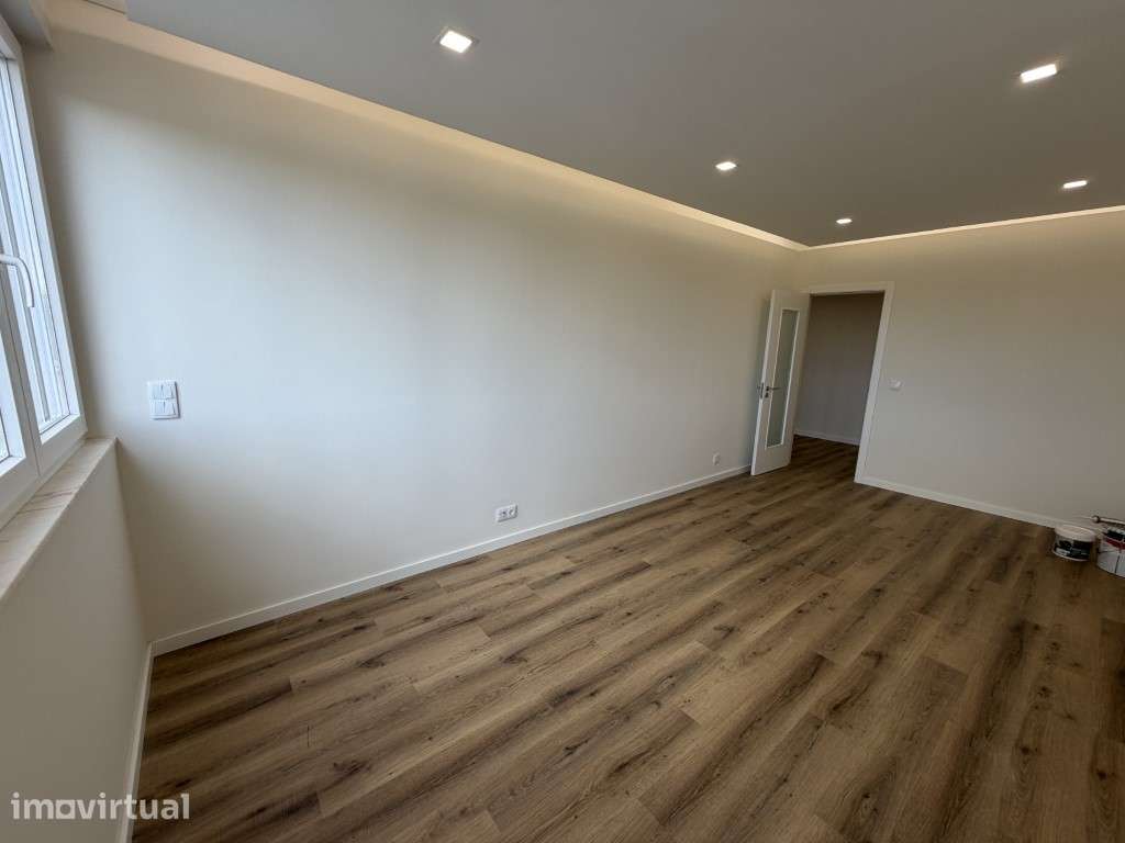 Excelente T2 totalmente remodelado junto ao Metro de Alfornelos - Grande imagem: 4/11