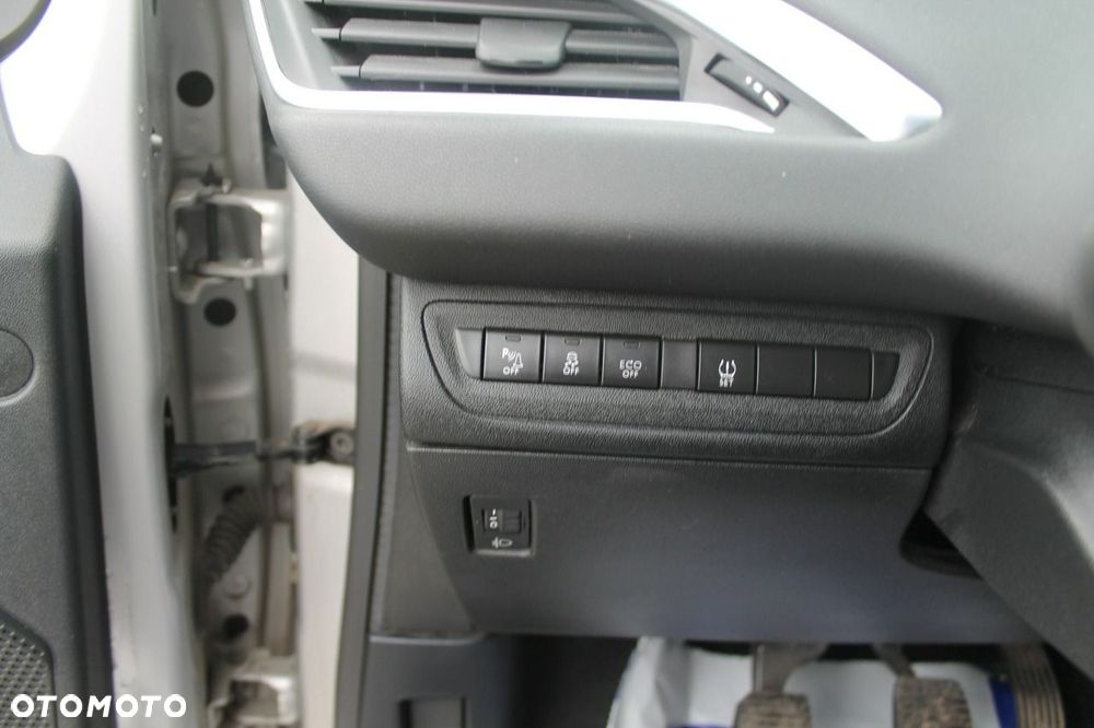 Peugeot 208 - 19
