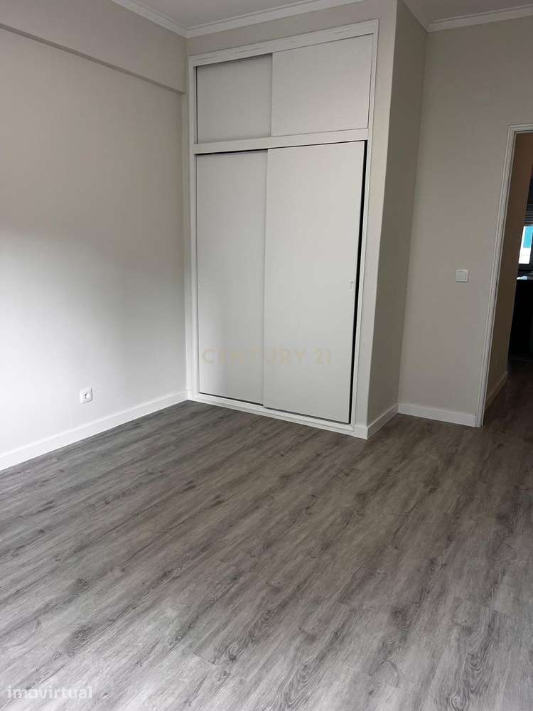 Apartamento T1, RC, totalmente remodelado no Olival Basto - Grande imagem: 4/13