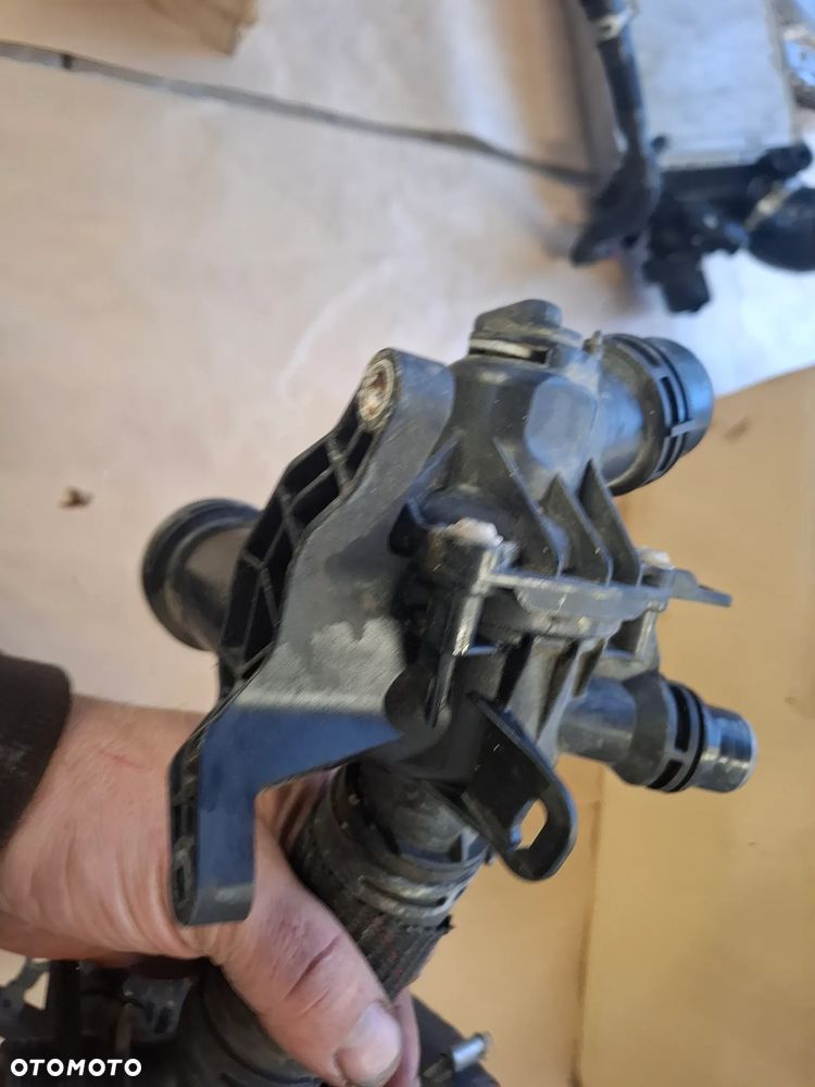 Land Rover Defender 3,0  TERMOSTAT J6P3-8575-AB - 2