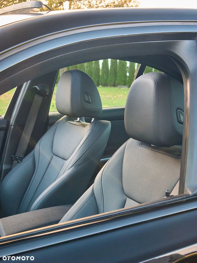 BMW Seria 3 330i xDrive Sport Line - 31