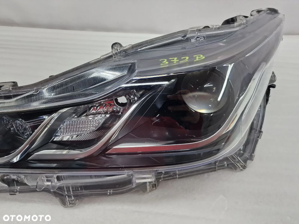 TOYOTA COROLLA E21 18- LEWA / PRAWA ZWYKŁA LAMPA PRZEDNIA PRZÓD SOCZEWKA , NR 81110-02T31-00 / 81150-02T31 / 81150-02T31-00 , NR AUKCJI LA372 - 17