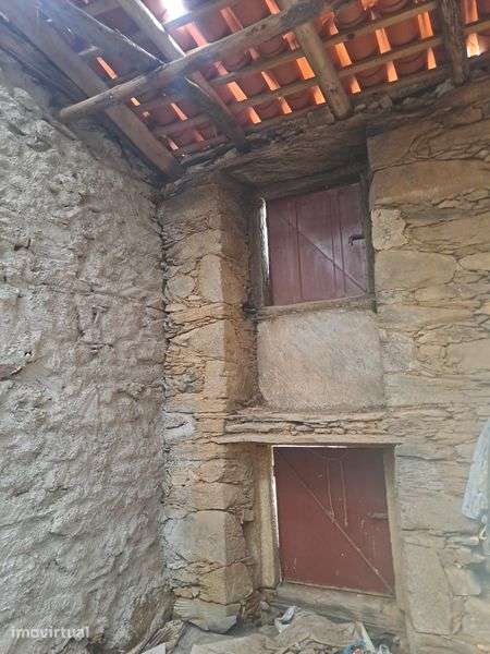 Casa de Xisto aldeia de Sarzedas para recuperar - Grande imagem: 4/8
