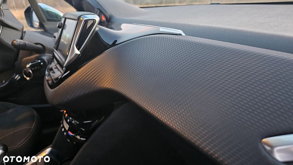 Peugeot 208 1.2 PureTech Allure S&S - 12