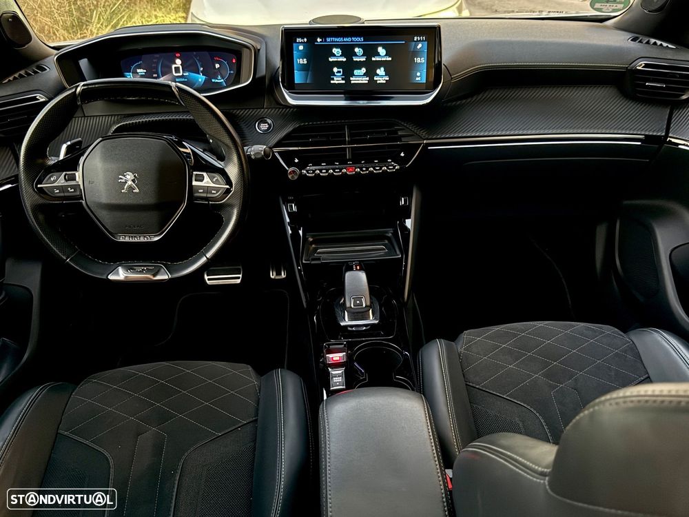 Peugeot 2008 PureTech 130 EAT8 GT Exclusive — fotografia 9
