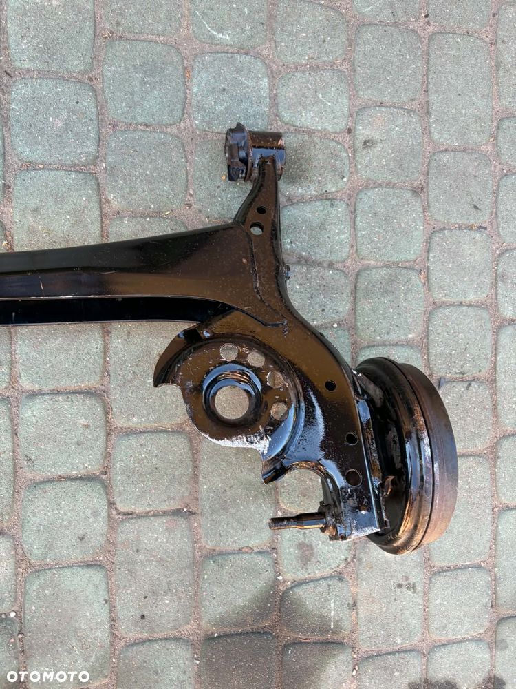 Tylna belka toyota yaris 1 yaris 1 verso Bębny ABS Orginał bez rdzy super stan import italy - 2