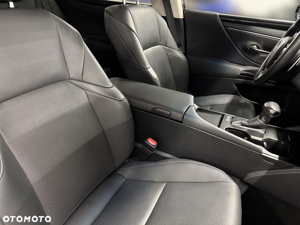 Lexus ES 300h Business Edition - 24