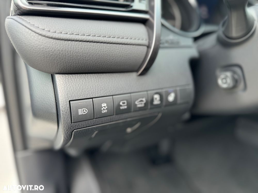 Toyota Camry 2.5 HEV Executive - 16