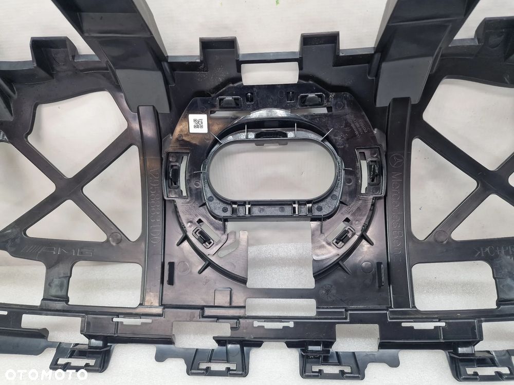 MERCEDES EQE W295 AMG WSPORNIK / STELAŻ POD ATRAPE / GRILL PRZEDNI PRZÓD + RAMKA RADARU , NR A2958883100 + A2978887300 , BARDZO ŁADNY , NIEUSZKODZONY , NR AUKCJI GL719 - 10