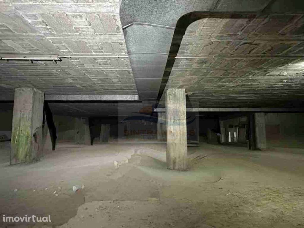 Garagem Estilo Bunker no Centro da Parede - Grande imagem: 5/8