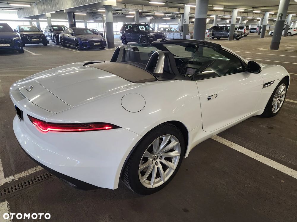 Jaguar F-Type Chequered Flag - 7