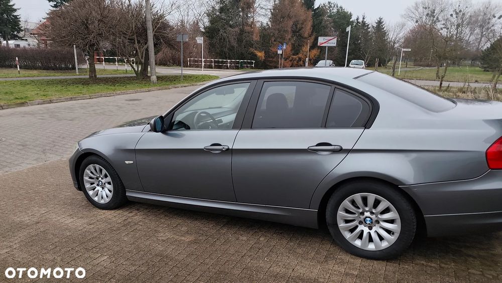 BMW Seria 3 318d DPF Edition Sport - 13