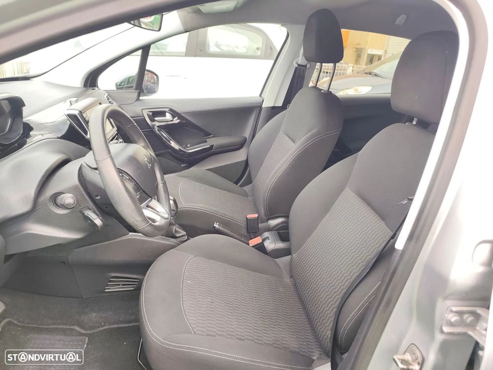 Peugeot 208 - 13