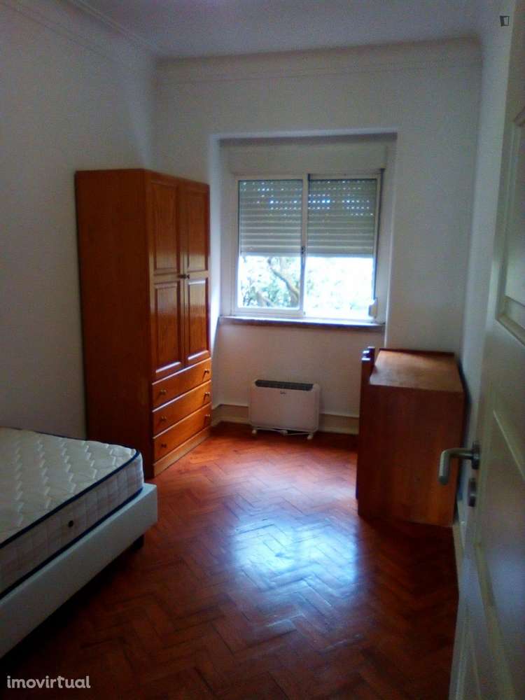 Quarto - localizado em Roma-Areeiro Lisbon - Grande imagem: 2/10