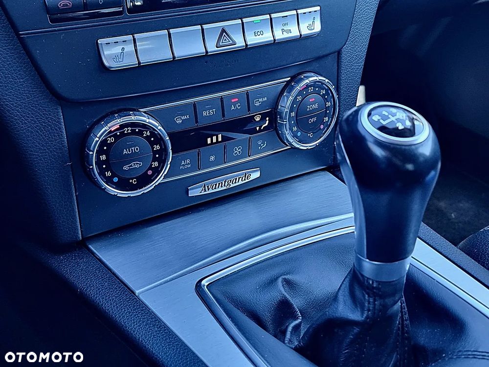 Mercedes-Benz Klasa C 180 CGI BlueEFFICIENCY Avantgarde - 27