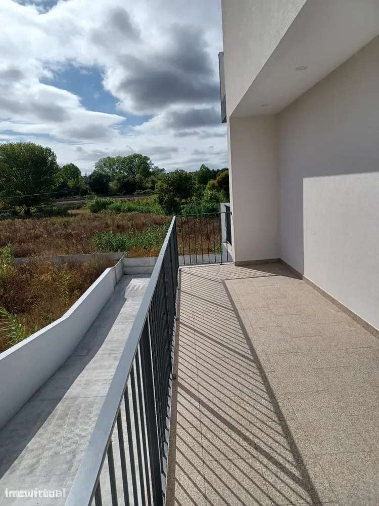 Moradia T4 moderna com jardim e acessibilidade - Grande imagem: 5/7