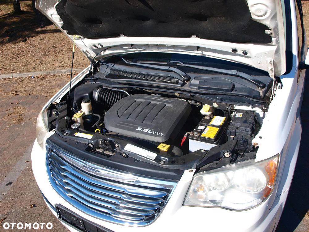 Chrysler Town & Country - 30