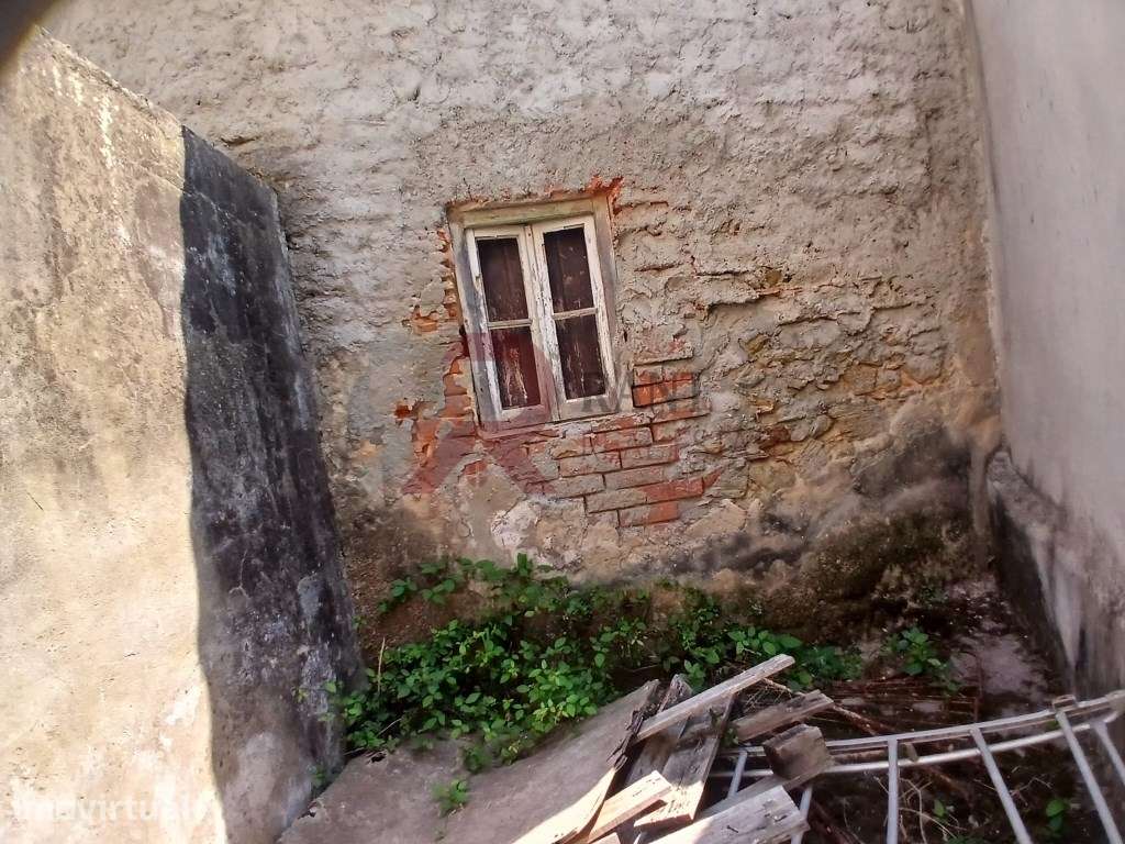 Moradia T2 para Recuperar com Terreno e Arrecadação em Caldas da Ra... - Grande imagem: 3/10