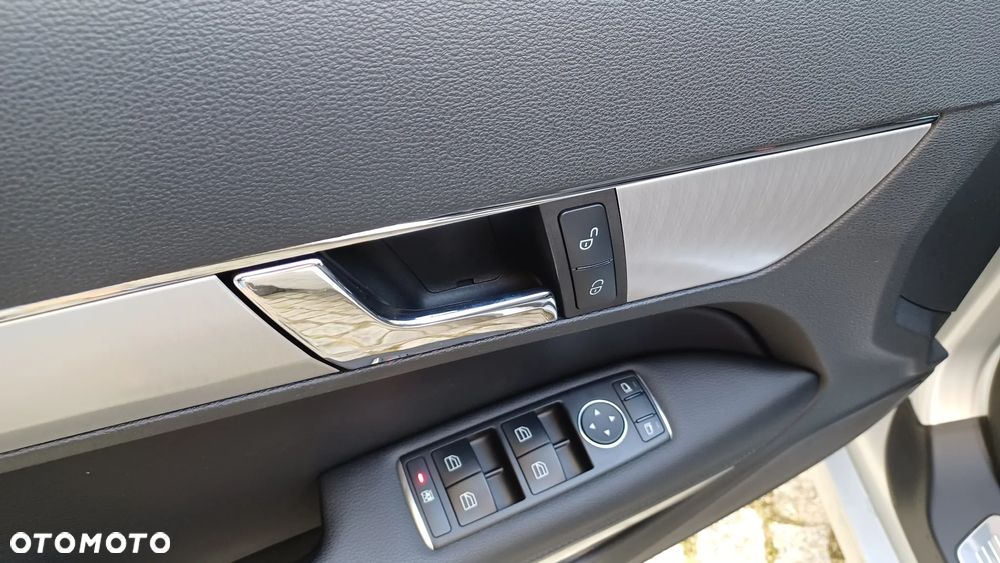 Mercedes-Benz Klasa E 200 CGI Coupe BlueEFFICIENCY Automatik Avantgarde - 32