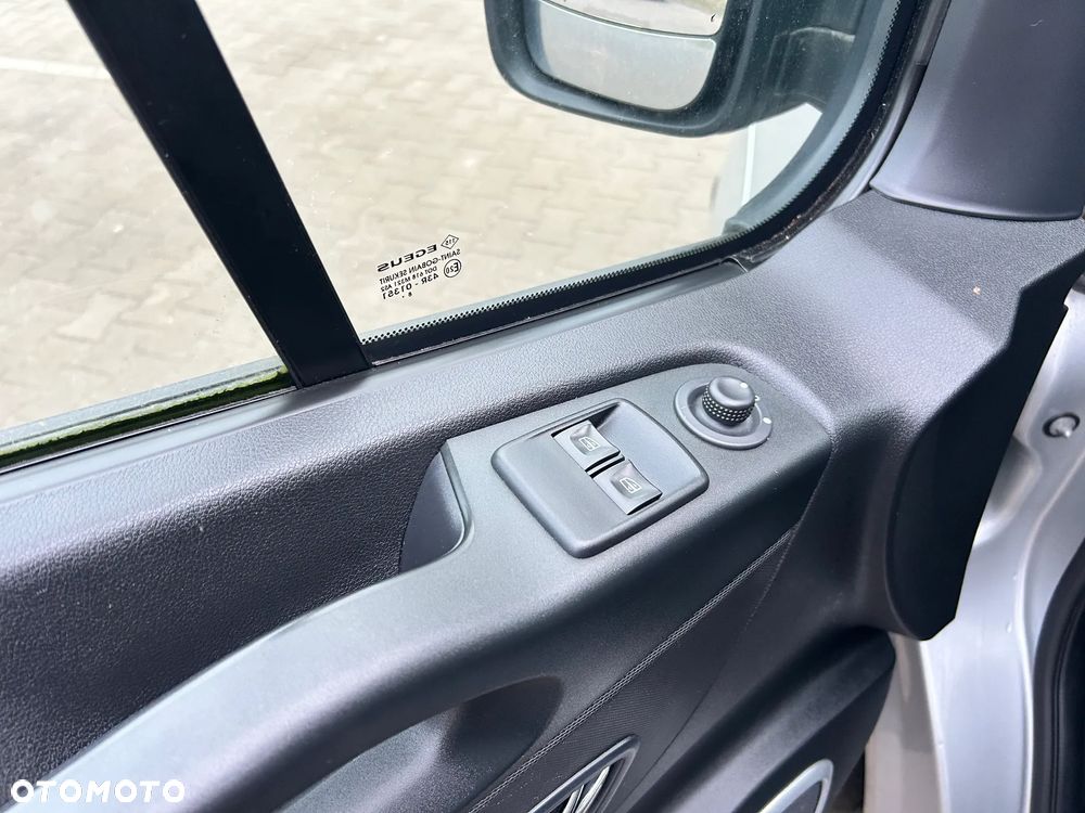 Opel Vivaro L2H1 2,9t Elegance Business - 11