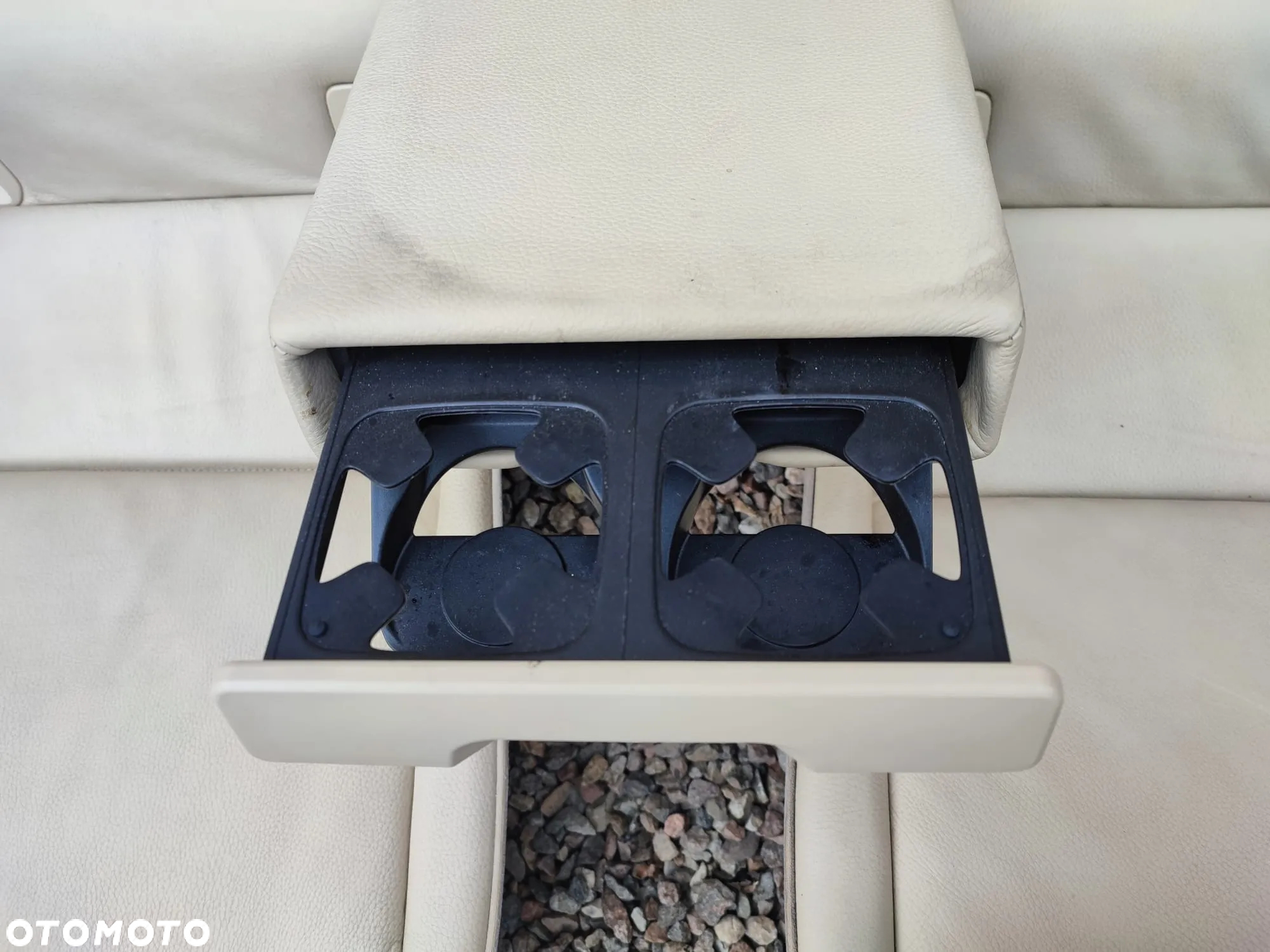 BMW E92 / E92 LCI. ORYGINALNY KOMPLET KANAPA TYŁ SKÓRA ( KOL. DAKOTA CREAMBEIGE ) + PODŁOKIETNIK Z CUP HOLDEREM. O NR: 6 972 943 / 6 972 940 / 6 972 935 OEM. W BARDZO DOBRYM STANIE TECHNICZNYM. - 9