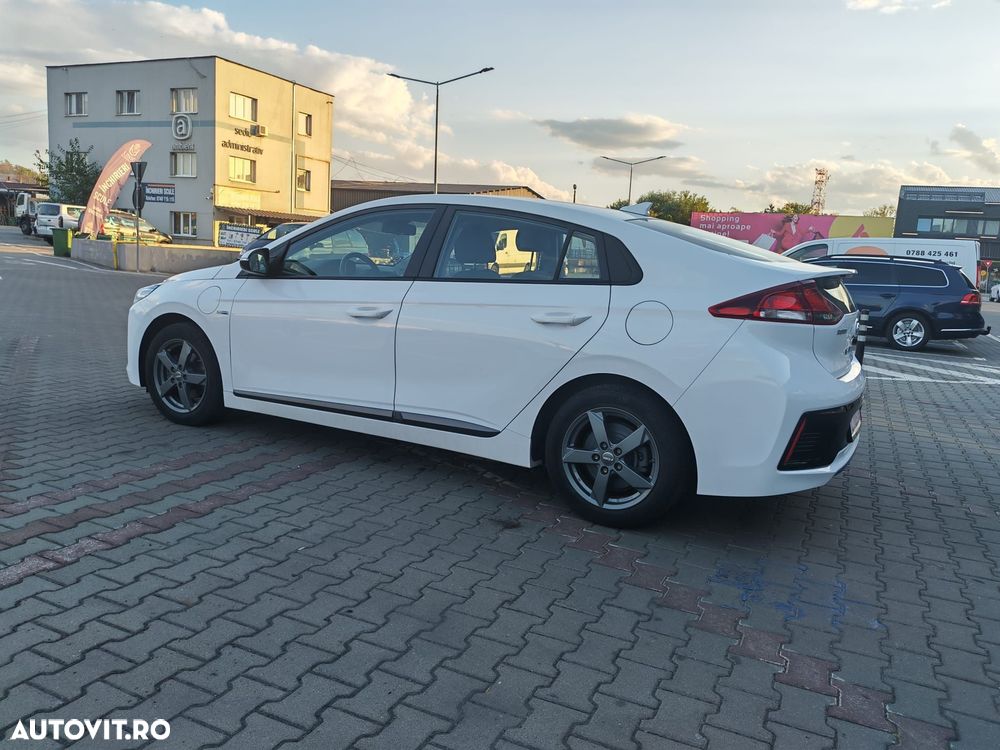 Hyundai IONIQ - 12