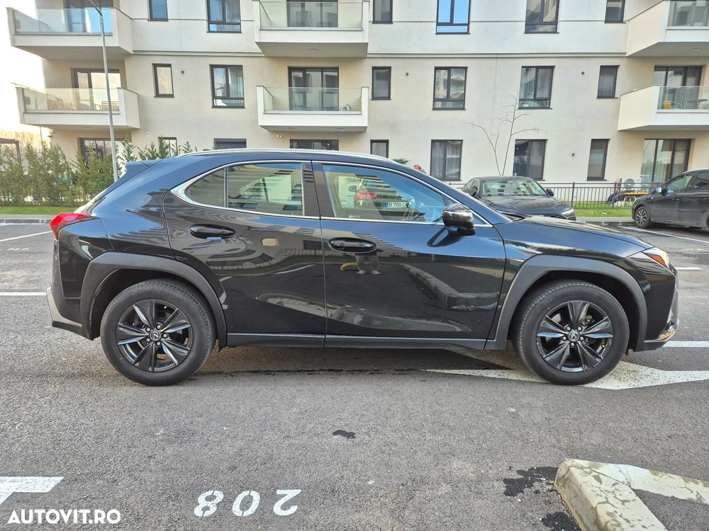 Lexus UX 250h Business Edition - 9