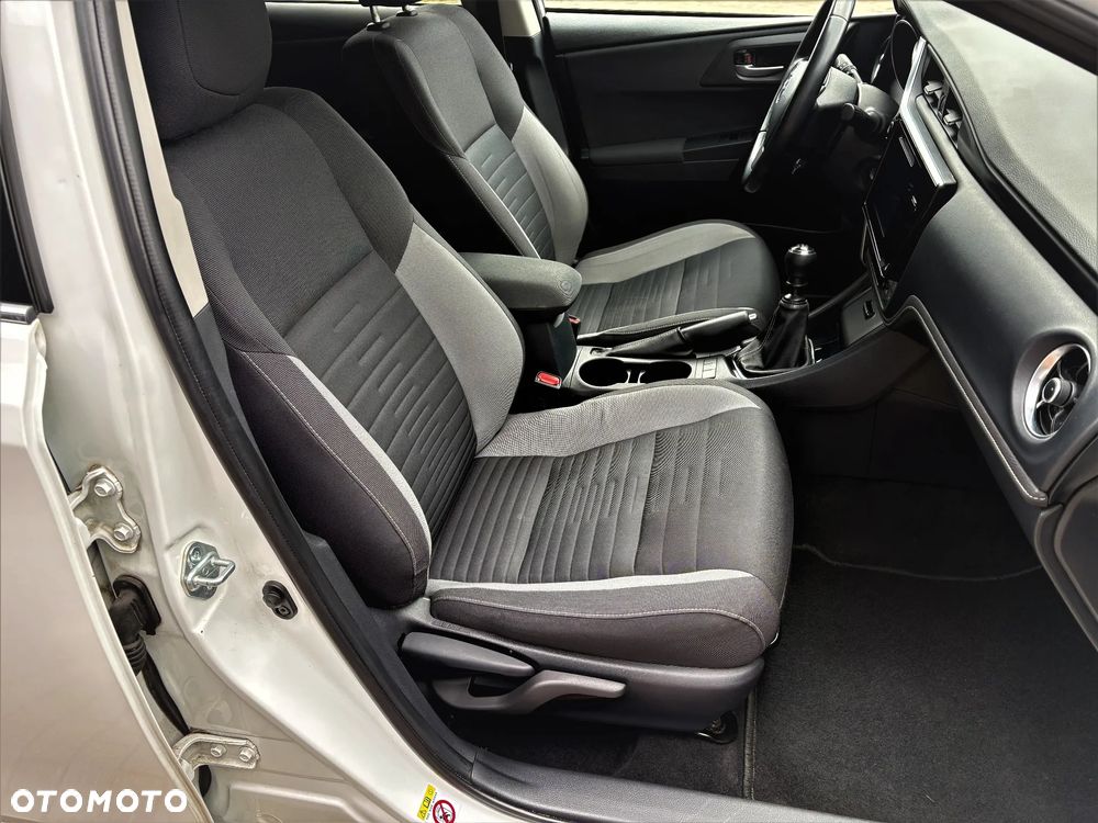 Toyota Auris 1.6 Premium - 9