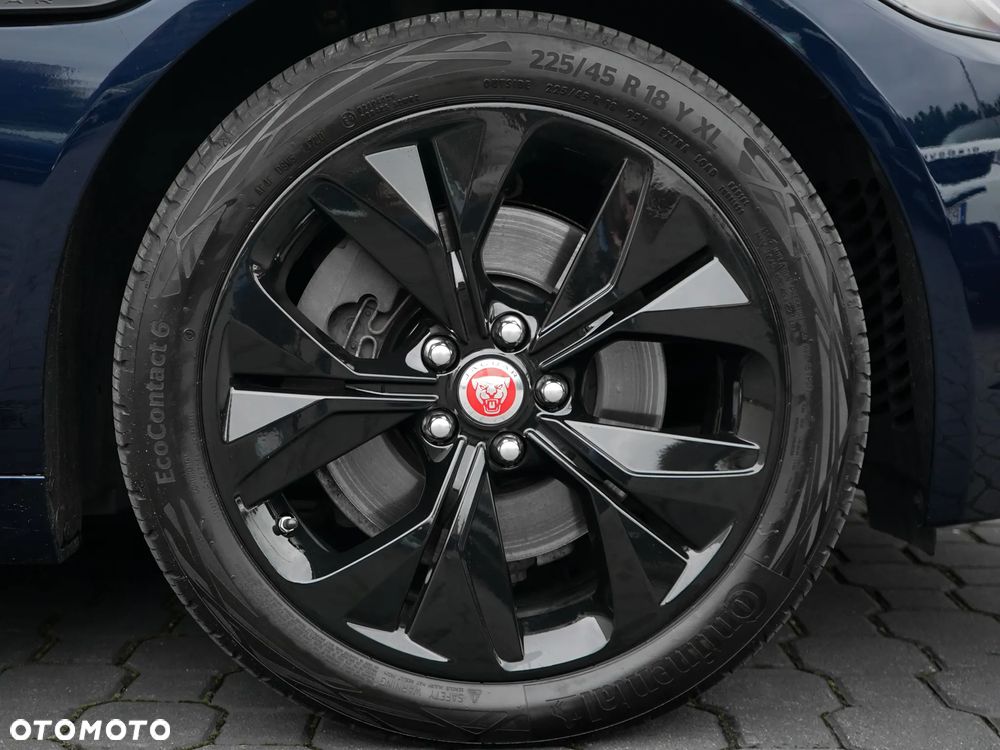 Jaguar XE D200 AWD S - 6