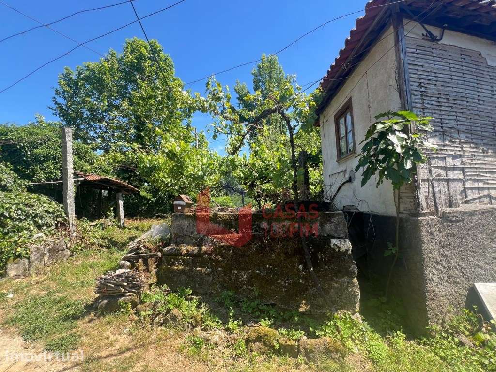 Duas Moradias geminadas para reconstruir inseridas num terreno com ... - Grande imagem: 2/9