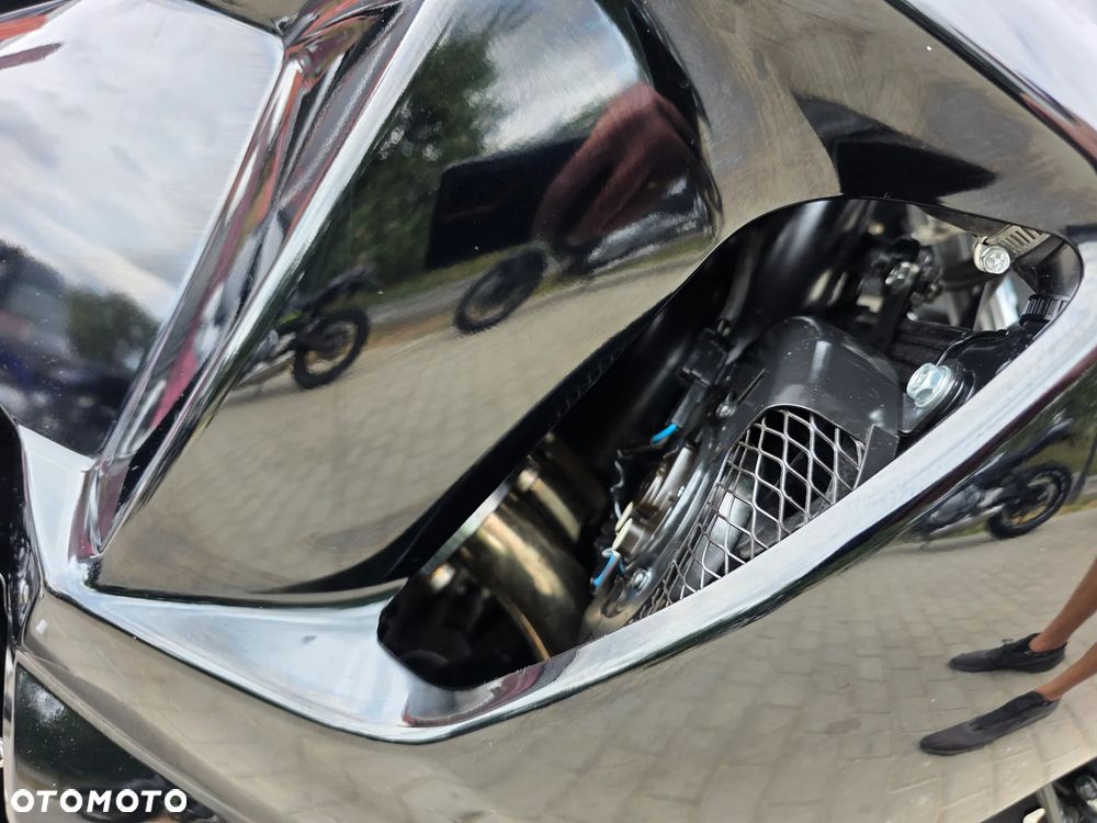 Suzuki GSX - 32