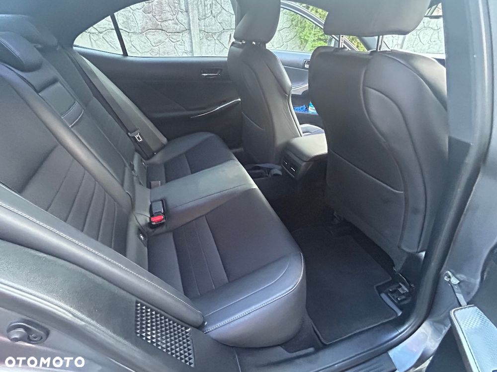 Lexus IS 300h F Sport - 17