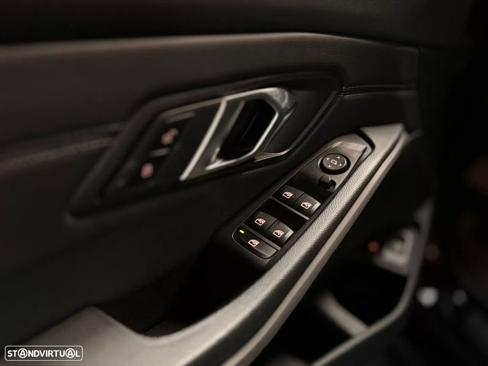 BMW 320 e Line Sport Auto — fotografia 15