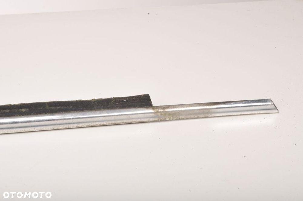 MERCEDES W123 LISTWA SZYBY PRZEDNIA PRAWA - 5