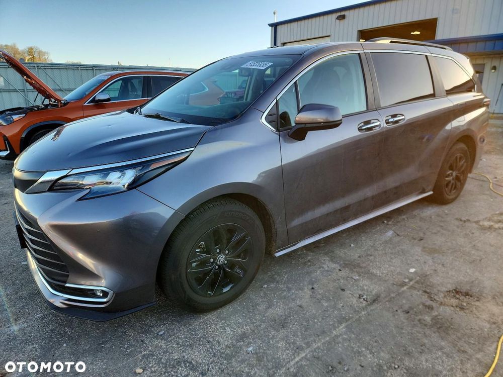 Toyota Sienna - 1